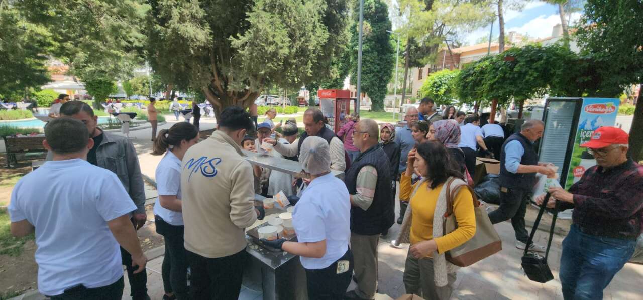 Muğla Büyükşehir Belediyesinden Vatandaşlara Ücretsiz Pilav ve Kavurma İkramı 2